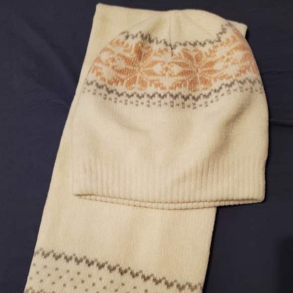 Covington Acrylic Beanie and Scarf NWOT - Picture 4 of 7